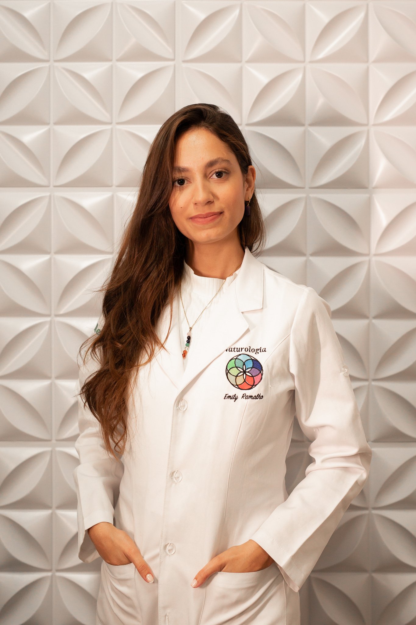 Amy Ramalho com jaleco profissional
